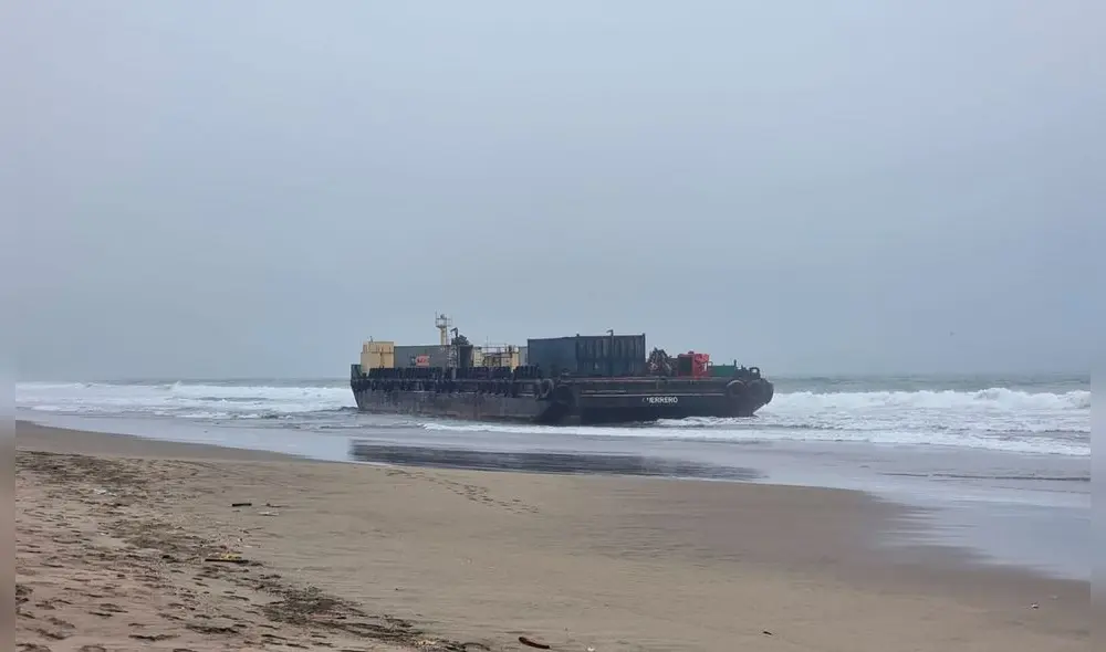 Pescadores del mar de Ventanilla se acercaron a la embarcación para prestar ayuda. Foto: Bárbara Mamani/La República Pescadores del mar de Ventanilla se acercaron a la embarcación para prestar ayuda. Foto: Bárbara Mamani/La República