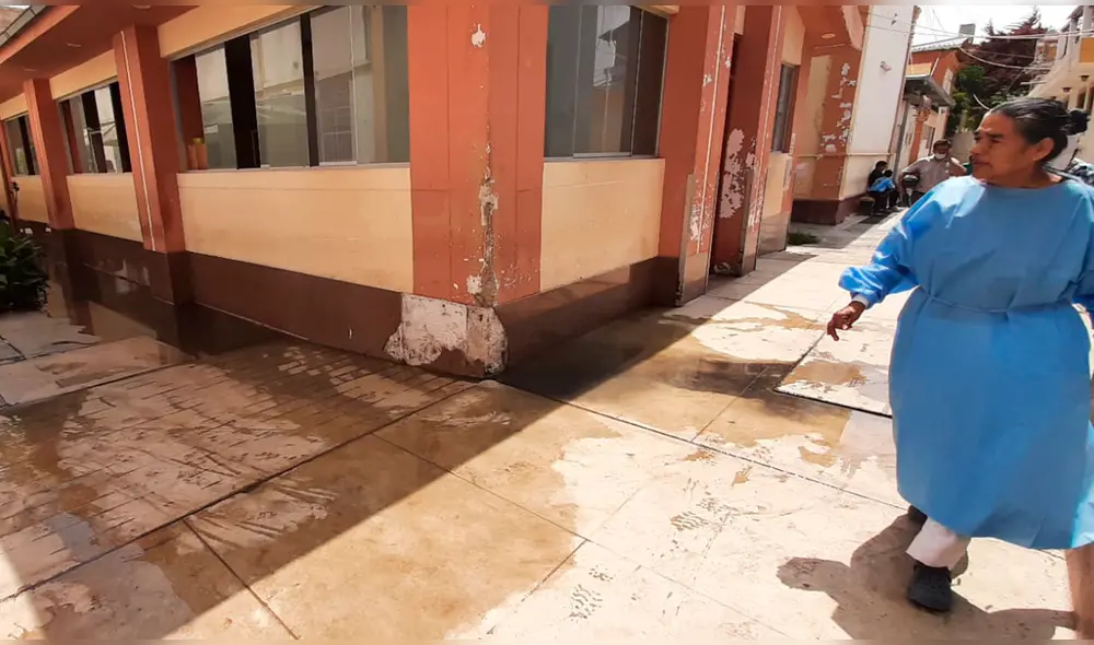 Riesgoso. Personal y pacientes con problemas para transitar. Foto: Carlos Vásquez/LR Riesgoso. Personal y pacientes con problemas para transitar. Foto: Carlos Vásquez/LR