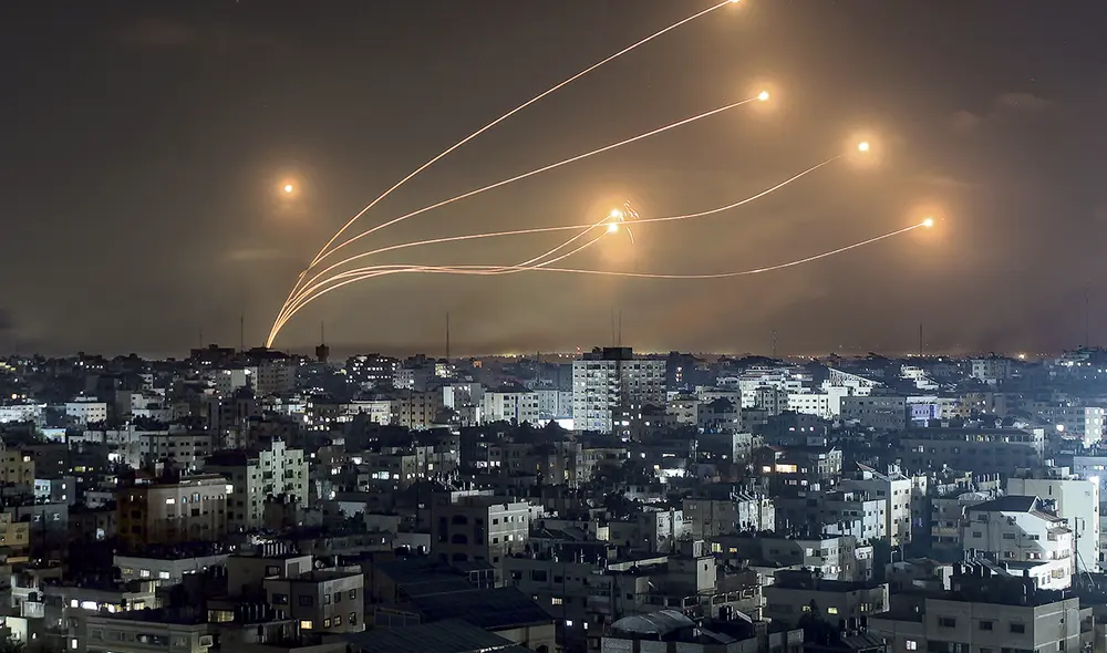 El dato. Mientras la Franja de Gaza soporta bombardeos, en varias ciudades de Israel se continúa interceptando misiles lanzados por los terroristas de Hamás. Foto: EFE