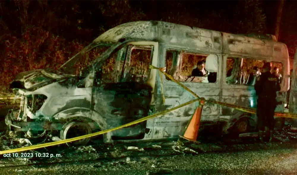 Vandálico. De acuerdo con el testimonio de algunos sobrevivientes, fueron unos 15 sujetos los que rociaron gasolina al vehículo y le prendieron fuego. Foto. difusión