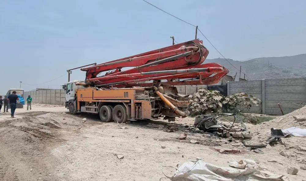 Peritos de Criminalística y personal de la Fiscalía se apersonaron al lugar del accidente. Foto: Rosario Rojas / La República Peritos de Criminalística y personal de la Fiscalía se apersonaron al lugar del accidente. Foto: Rosario Rojas / La República