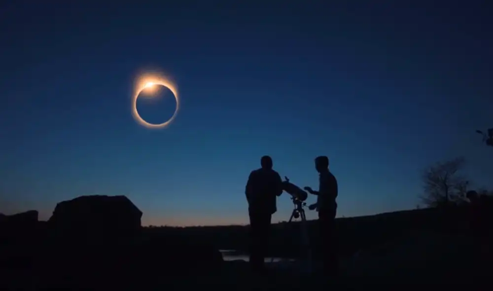 Aficionados a la astronomía observan con un telescopio un eclipse solar. Foto: captura de Youtube / EarthSky Aficionados a la astronomía observan con un telescopio un eclipse solar. Foto: captura de Youtube / EarthSky