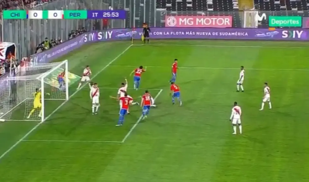 Chile anotó el 1-0, pero se lo anularon porque el balón salió del campo. Foto: captura Movistar | Video: Movistar Deportes