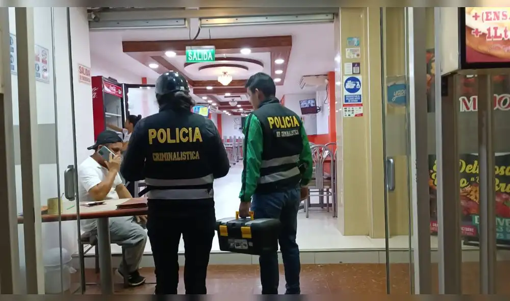 Policías llegaron al chifa donde los hampones asaltaron a comensales y propietarios. Foto: cortesía