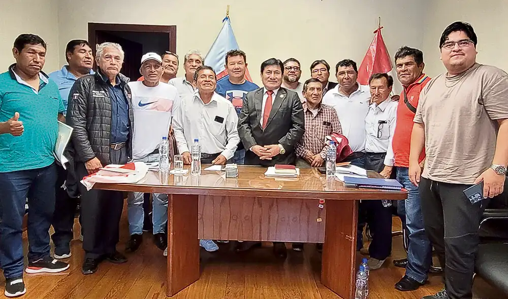 Encuentros. Izquierda, el congresista José Pazo Nunura con el dirigente pesquero Hilton Guerrero, investigado por tráfico de especies marinas, en reunión de trabajo. Foto: difusión
