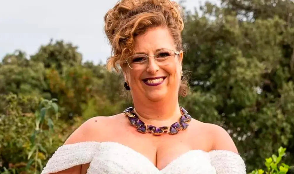 Sarah usó un tradicional vestido blanco de lentejuelas, una torta con una figura de novia besando una rana y su madre la acompañó hacia el altar. Foto: AB Studio Creative Sarah usó un tradicional vestido blanco de lentejuelas, una torta con una figura de novia besando una rana y su madre la acompañó hacia el altar. Foto: AB Studio Creative