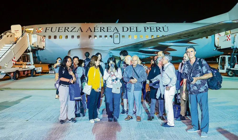 El dato. Peruanos repatriados llegarán hoy a bordo del avión Boeing 737-500 de la Fuerza Aérea del Perú. Según el Ministerio de Defensa, el arribo está programado para las 10:00 a.m. Foto: Sepres El dato. Peruanos repatriados llegarán hoy a bordo del avión Boeing 737-500 de la Fuerza Aérea del Perú. Según el Ministerio de Defensa, el arribo está programado para las 10:00 a.m. Foto: Sepres