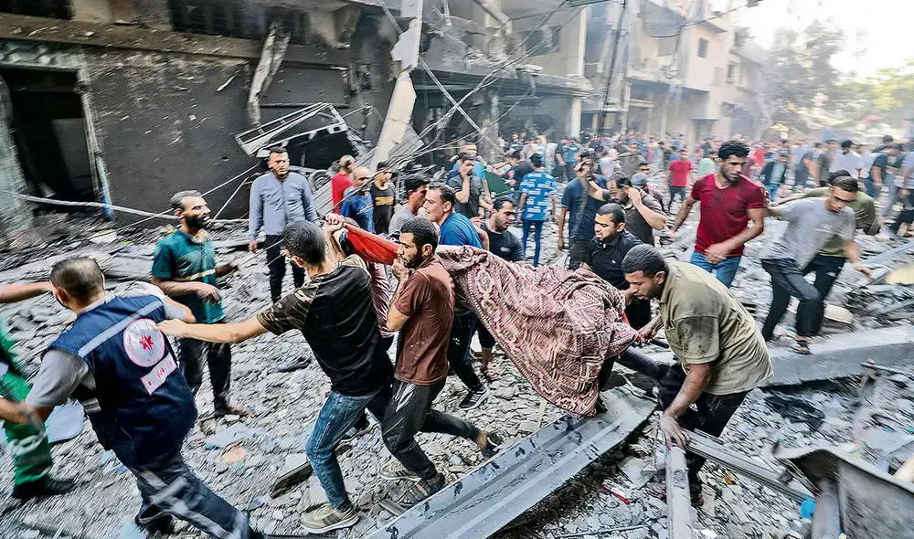 Tierra arrasada. Sobrevivientes trasladan a los heridos durante un bombardeo en Gaza. Se temen mayores ataques tras el ultimátum israelí. Foto: EFE Tierra arrasada. Sobrevivientes trasladan a los heridos durante un bombardeo en Gaza. Se temen mayores ataques tras el ultimátum israelí. Foto: EFE