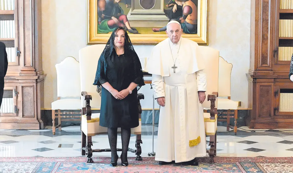 La imagen. Dina Boluarte aparece vestida de negro al lado del papa Francisco, quien se muestra con una mirada distante. Foto: difusión La imagen. Dina Boluarte aparece vestida de negro al lado del papa Francisco, quien se muestra con una mirada distante. Foto: difusión