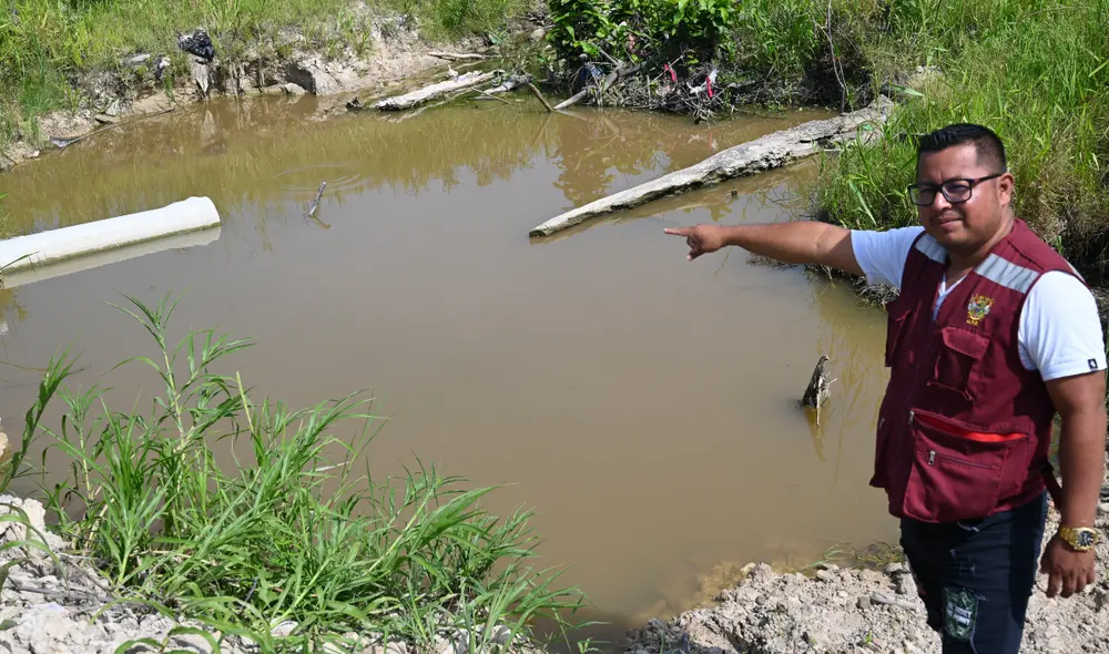Funcionario del municipio de Requena muestra el bajo nivel de la quebrada que los abastece de agua. Foto: John Reyes - La República Funcionario del municipio de Requena muestra el bajo nivel de la quebrada que los abastece de agua. Foto: John Reyes - La República