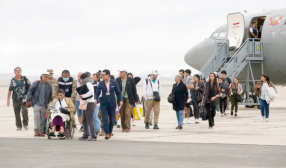 Repatriados. Mandataria Dina Boluarte regresó con un grupo de peruanos que estaban en calidad de transeúntes, turistas y estudiantes en Israel. Foto: Félix Contreras/La República Repatriados. Mandataria Dina Boluarte regresó con un grupo de peruanos que estaban en calidad de transeúntes, turistas y estudiantes en Israel. Foto: Félix Contreras/La República