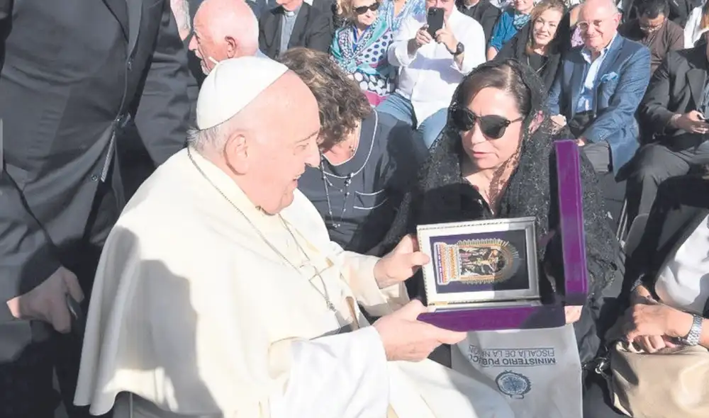Reunión. El portal Nativa tuvo acceso a la foto del breve encuentro de Benavides con el papa. Foto: Nativa Reunión. El portal Nativa tuvo acceso a la foto del breve encuentro de Benavides con el papa. Foto: Nativa