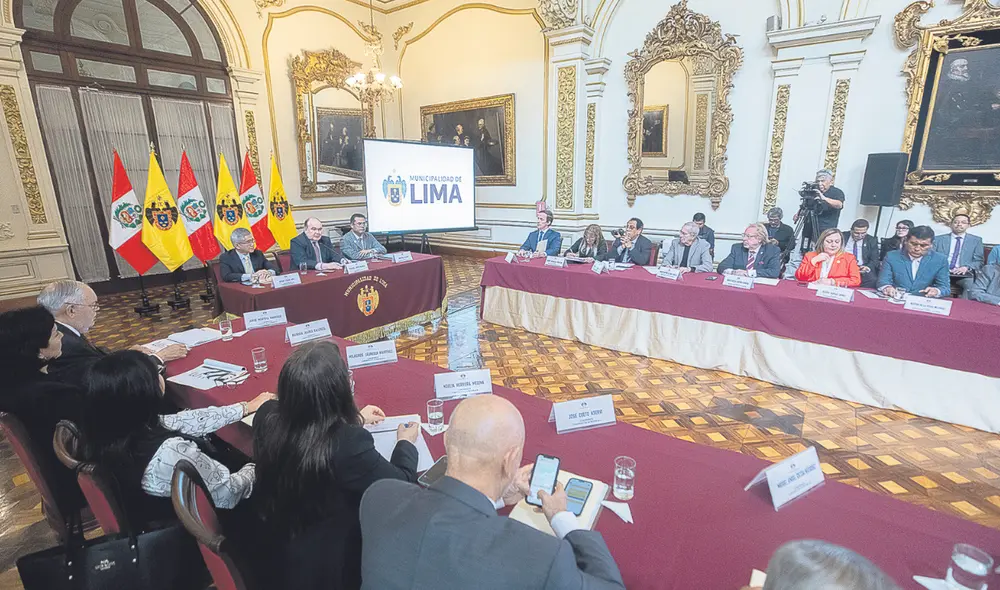 Lo aplauden. López Aliaga estuvo rodeado de alcaldes y congresistas de Renovación Popular. Foto: difusión