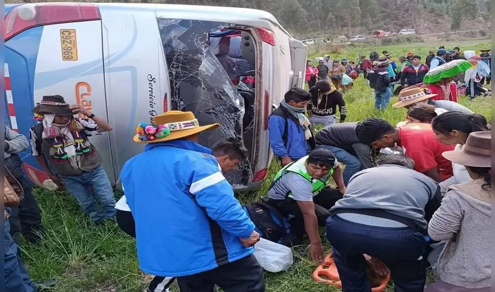 Bus cayó a quebrada y muere turista en Cusco. Foto: La República Bus cayó a quebrada y muere turista en Cusco. Foto: La República
