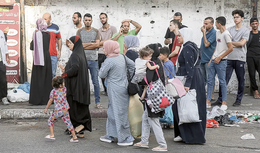 Éxodo. Son miles las familias que buscan llegar al lado egipcio huyendo de la guerra y el hambre que golpean a Gaza. Foto: EFE Éxodo. Son miles las familias que buscan llegar al lado egipcio huyendo de la guerra y el hambre que golpean a Gaza. Foto: EFE