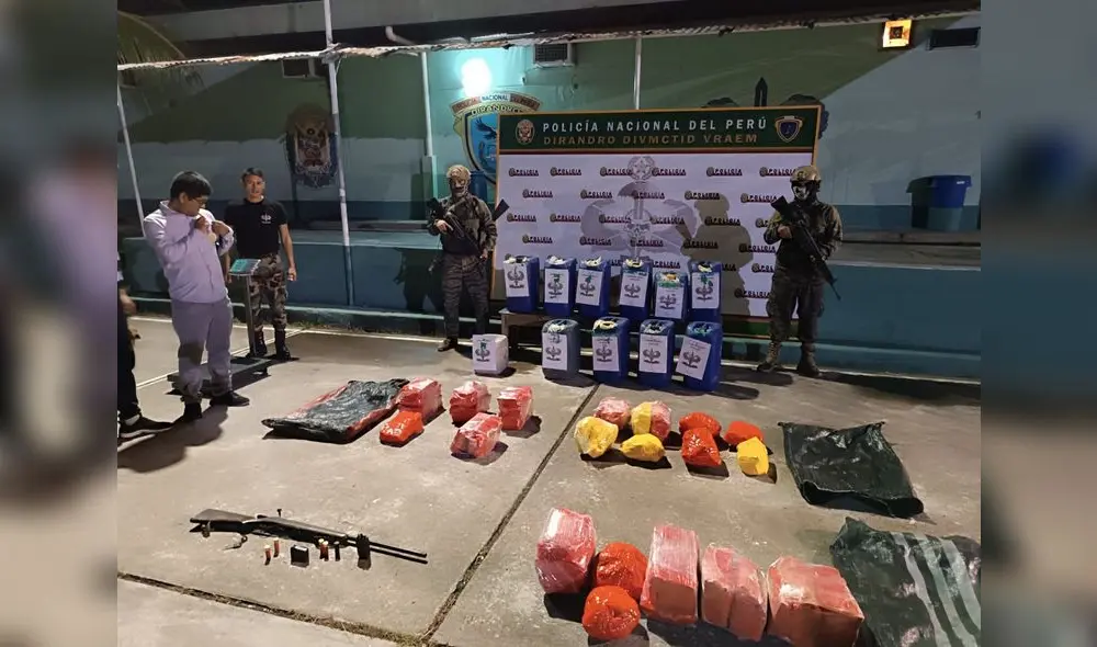 En total, se decomisaron 10 galoneras con 325 kilos de cocaína, así como 3 costales con 106 kilos y medio de alcaloide de cocaína. Foto: PNP