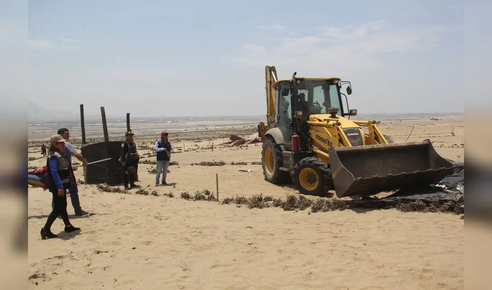 Con apoyo de la PNP y maquinaria pesada se retiraron ranchos de invasores. Foto: Gobierno Regional La Libertad Con apoyo de la PNP y maquinaria pesada se retiraron ranchos de invasores. Foto: Gobierno Regional La Libertad