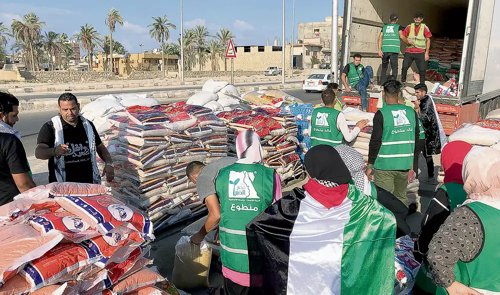 Ayuda humanitaria. Personal palestino colabora en el suministro de ayuda humanitaria en los grandes camiones de la ONU que saldrán desde Egipto. Foto: EFE Ayuda humanitaria. Personal palestino colabora en el suministro de ayuda humanitaria en los grandes camiones de la ONU que saldrán desde Egipto. Foto: EFE