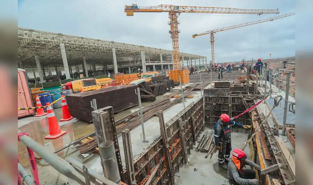 También se concluyó la instalación de concreto en el acceso de viaducto vehicular, 6 fajas de equipajes y 10 puentes fijos para las mangas de conexión de abordaje de las zonas nacional e internacional.