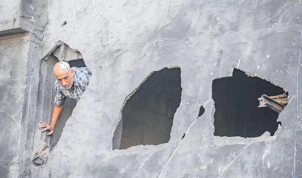 En escombros. Un vecino de la Franja de Gaza busca pertenencias entre los escombros de lo que fue su vivienda, destruida por los bombardeos israelíes. Foto: EFE