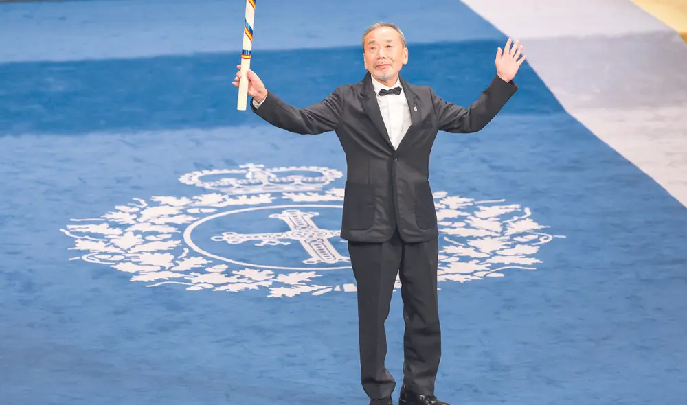 Escritor. Haruki Murakami, después de recibir el premio literario, agradece el galardón y muestra su felicidad. Foto: difusión