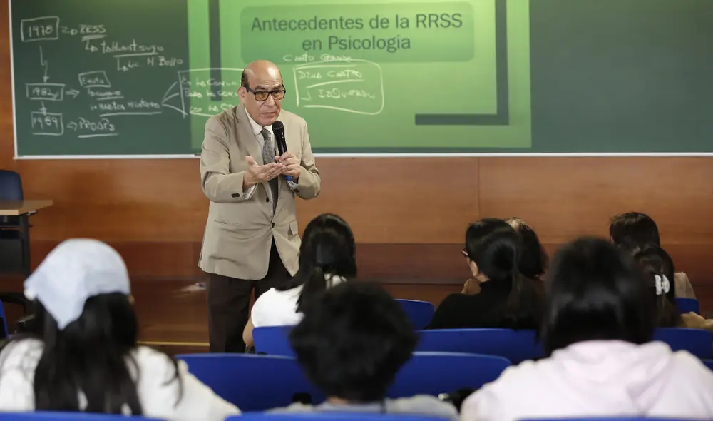Vicedecano Carlos López en charla en la Facultad de Psicología de la UPCH. Foto: Félix Reátegui - La República Vicedecano Carlos López en charla en la Facultad de Psicología de la UPCH. Foto: Félix Reátegui - La República