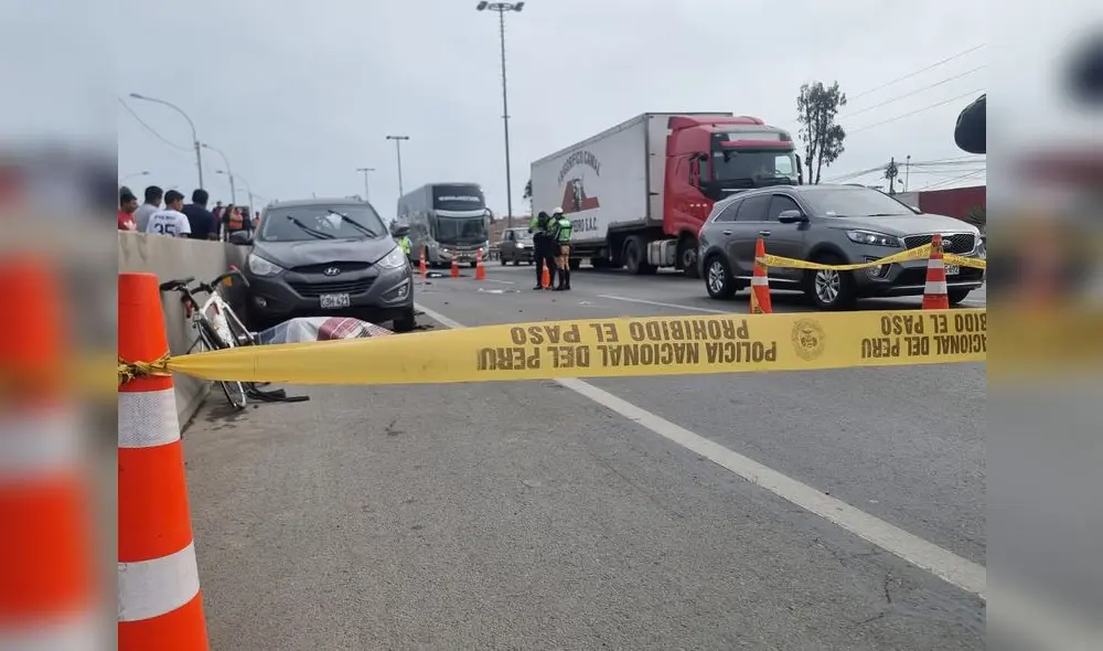 Ministerio Público y peritos ya se encuentran en el lugar para el levantamiento de los cuerpos. Foto y video: La República Ministerio Público y peritos ya se encuentran en el lugar para el levantamiento de los cuerpos. Foto y video: La República