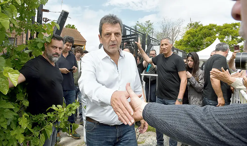 El dato. Sergio Massa repuntó en los últimos días tras las controversiales declaraciones de Milei y su equipo, quienes ya se creían ganadores pese a que las encuestas pronosticaban el balotaje. Foto: EFE El dato. Sergio Massa repuntó en los últimos días tras las controversiales declaraciones de Milei y su equipo, quienes ya se creían ganadores pese a que las encuestas pronosticaban el balotaje. Foto: EFE