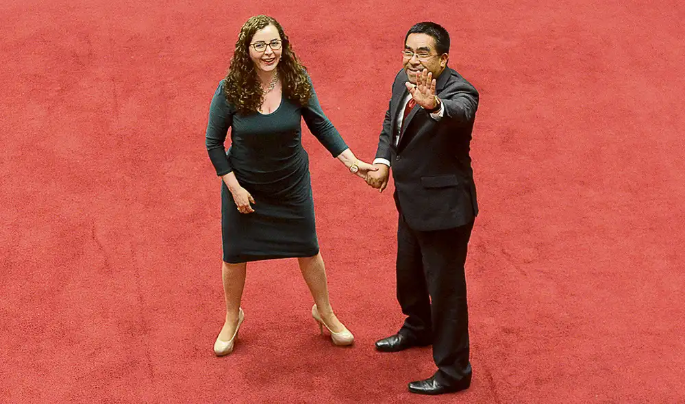 Los creadores. Rosa Bartra y Alberto Oliva celebrando tras aprobar la norma para la JNJ. Foto: difusión Los creadores. Rosa Bartra y Alberto Oliva celebrando tras aprobar la norma para la JNJ. Foto: difusión