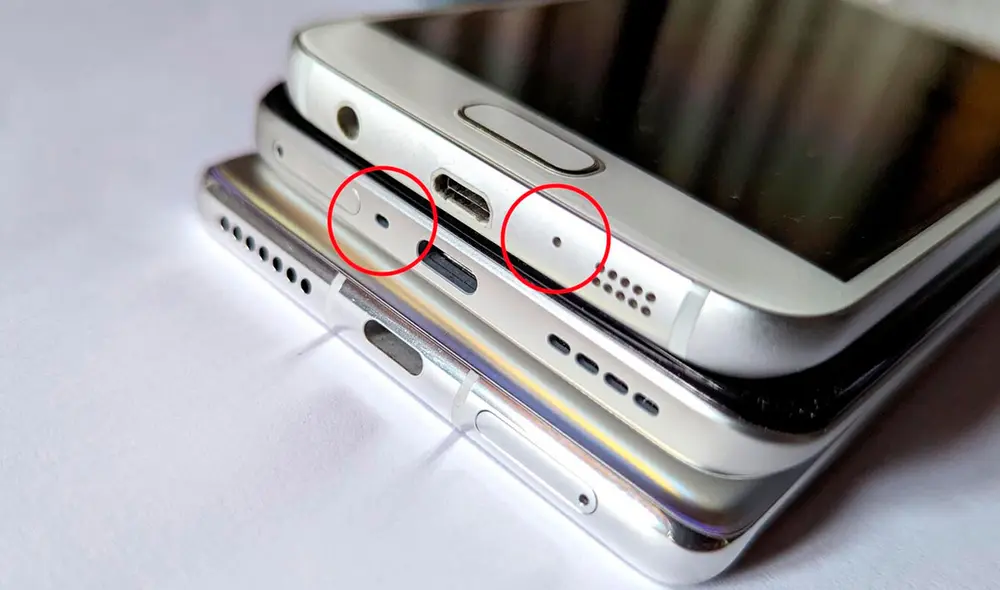La ubicación y cantidad de agujeros dependerá de la marca que diseña el teléfono. Foto: Xataka
