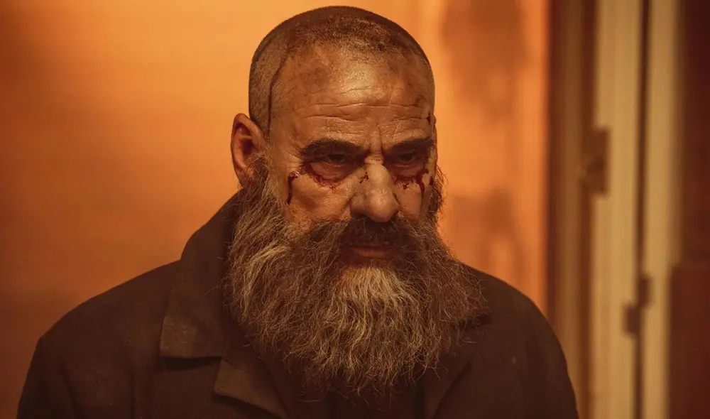 Eduard Fernández interpreta al Padre Manuel Vergara en la serie español ‘30 monedas’. Foto: HBO Max