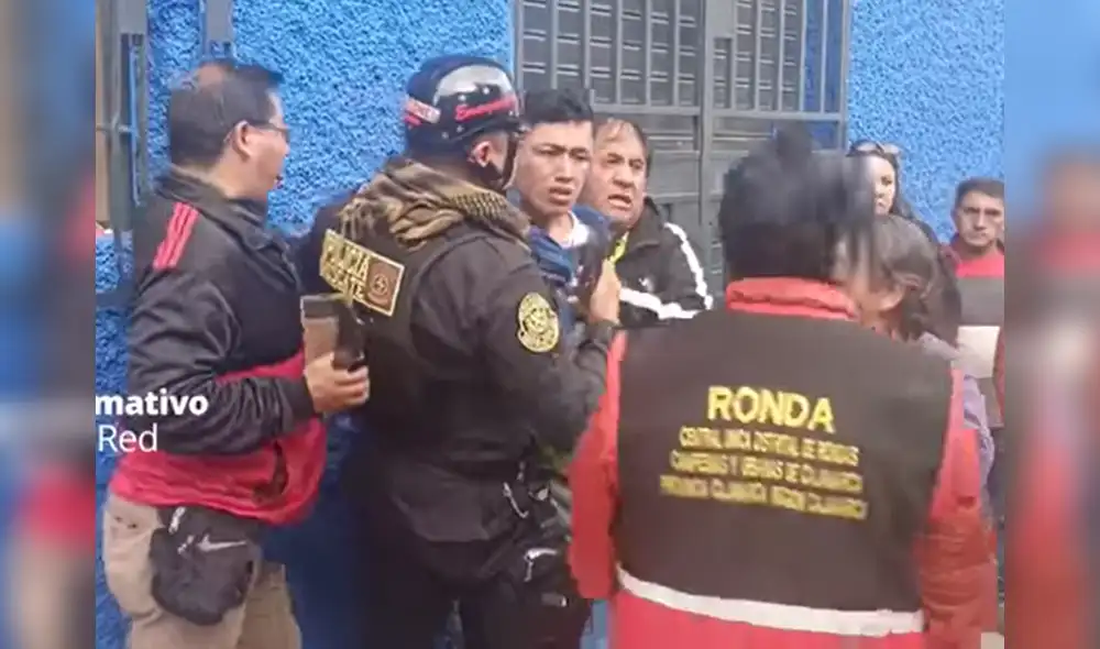 Presunto delincuente fue intervenido tras ser acusado de robar productos. Foto y video: Informativo En la Red Presunto delincuente fue intervenido tras ser acusado de robar productos. Foto y video: Informativo En la Red