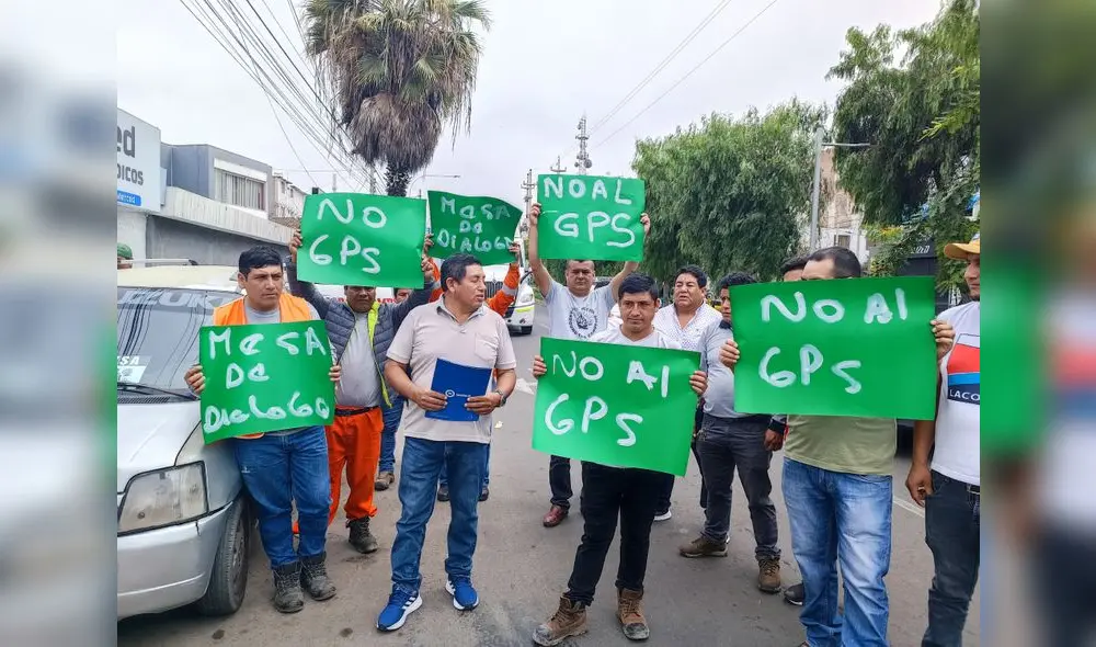 Transportistas llegaron con sus unidades para protestar frente al local de Osinergmin en Trujillo. Foto: Sergio Verde/URPI- LR