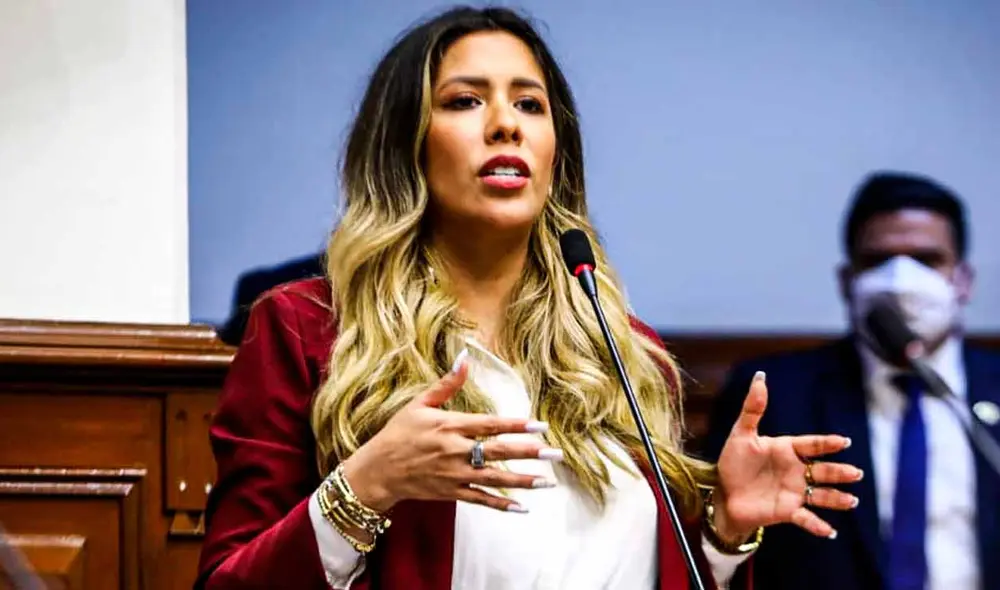 Ahora Rosselli Amuruz deberá responder ante las autoridades sobre contrataciones en su despacho. Foto: Andina Ahora Rosselli Amuruz deberá responder ante las autoridades sobre contrataciones en su despacho. Foto: Andina