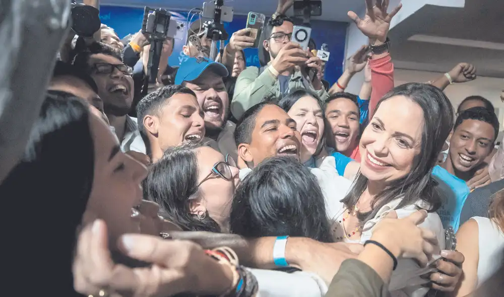 Fin de fiesta. No había terminado de celebrar cuando le recordaron que no puede ser candidata. Foto: EFE Fin de fiesta. No había terminado de celebrar cuando le recordaron que no puede ser candidata. Foto: EFE