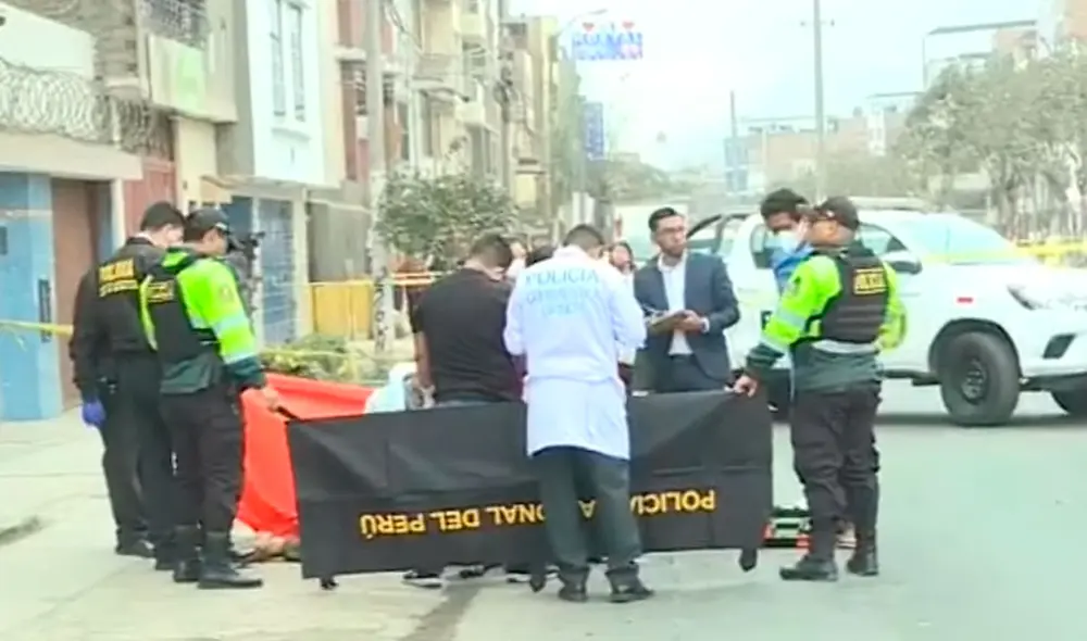 Los peritos de criminalística levantaron el cuerpo para proceder con las investigaciones. Foto: Buenos Días Perú/Panamericana TV Los peritos de criminalística levantaron el cuerpo para proceder con las investigaciones. Foto: Buenos Días Perú/Panamericana TV