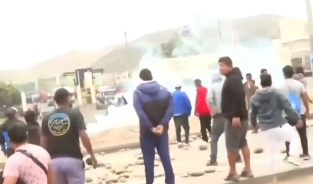 Los pescadores y agentes de la PNP se enfrentaron. Foto: captura de pantalla/Canal N Los pescadores y agentes de la PNP se enfrentaron. Foto: captura de pantalla/Canal N