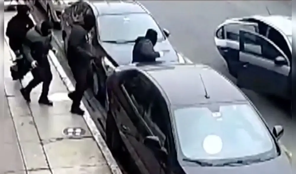 Asalto a banco fue grabado por las cámaras de vigilancia. Foto: Mirian Torres La República Asalto a banco fue grabado por las cámaras de vigilancia. Foto: Mirian Torres La República