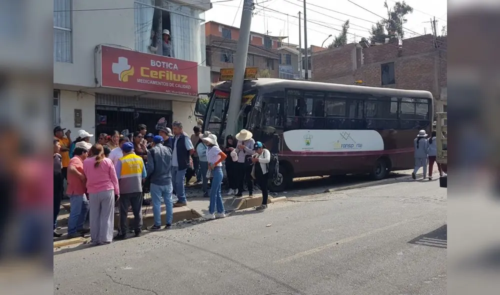 Trágico. Unidad del SIT terminó estrellada en poste en el distrito de Paucarpata. Foto: La República