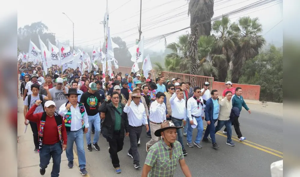 Dennys Cuba, presiente de la AMPE, lidera la marcha por el FONCOMUN Dennys Cuba, presiente de la AMPE, lidera la marcha por el FONCOMUN