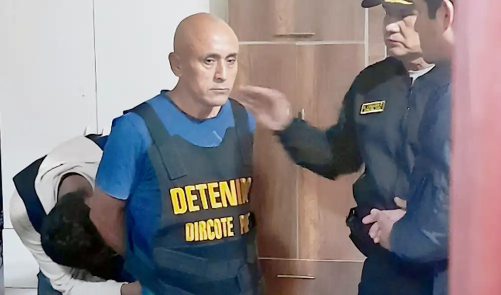 Cara a cara. El jefe de la Dircote, coronel Max Anhuamán, con el detenido Juan Santos. Foto: difusión Cara a cara. El jefe de la Dircote, coronel Max Anhuamán, con el detenido Juan Santos. Foto: difusión
