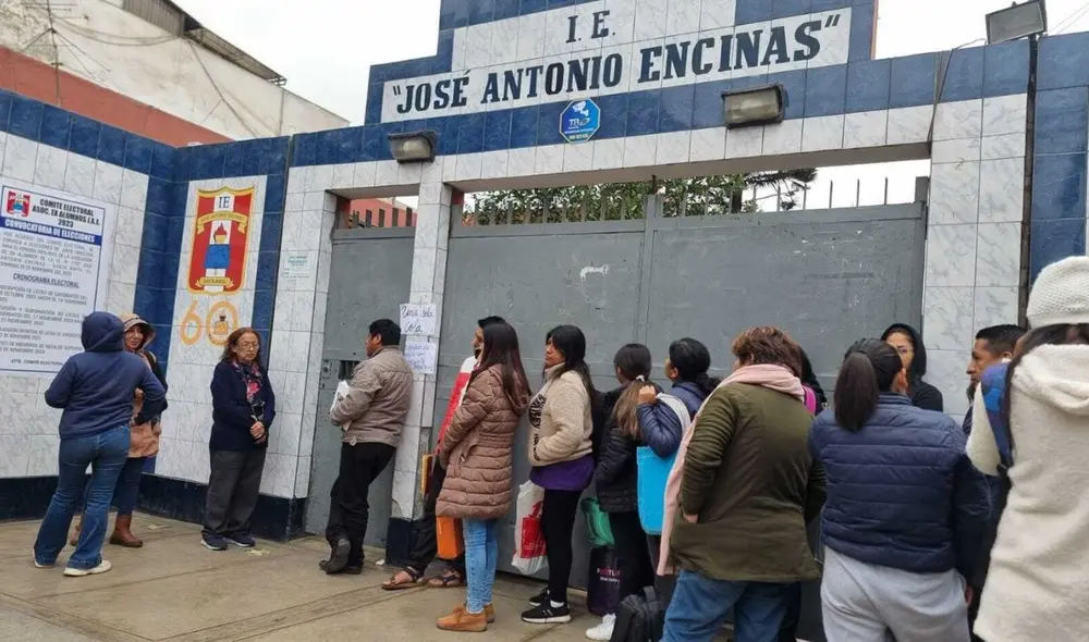 Docentes no pueden dictar clases por realizar largas colas. Foto: Rosario Rojas/LR