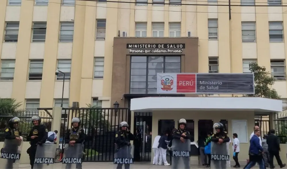 Decenas de trabajadores del sector salud protestan frente al Minsa. Foto: Rosario Rojas/La República