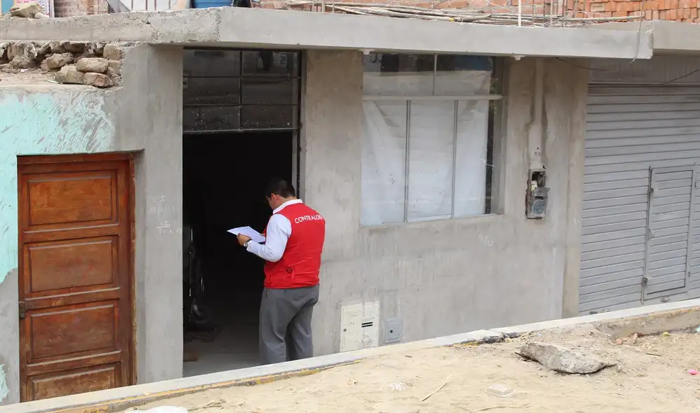 Auditores de la Contraloría verifi caron que los módulos de vivienda presentan diferentes fallas en su estructura. Foto: Contraloría Auditores de la Contraloría verifi caron que los módulos de vivienda presentan diferentes fallas en su estructura. Foto: Contraloría