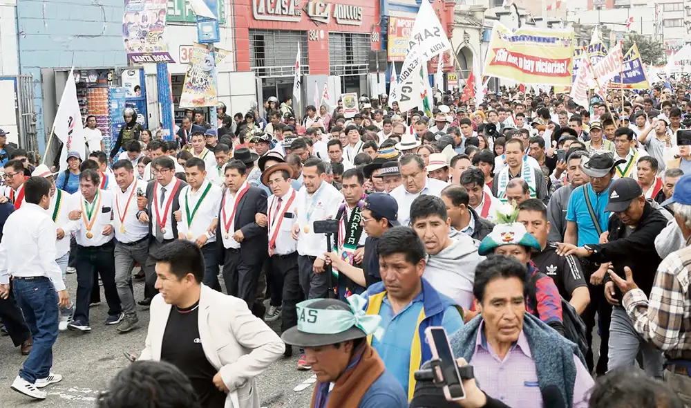 Despliegue. Burgomaestres marcharon al Congreso y PCM. Foto: Marco Cotrina/La República