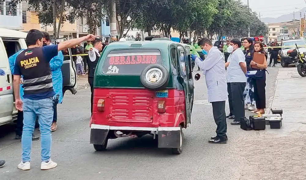 Terror. Delincuentes mataron, a pleno luz del día, al mototaxista Jefferson Cruz Alvarado porque se negó a pagarles cupo. Foto: Rosa Quincho/La República