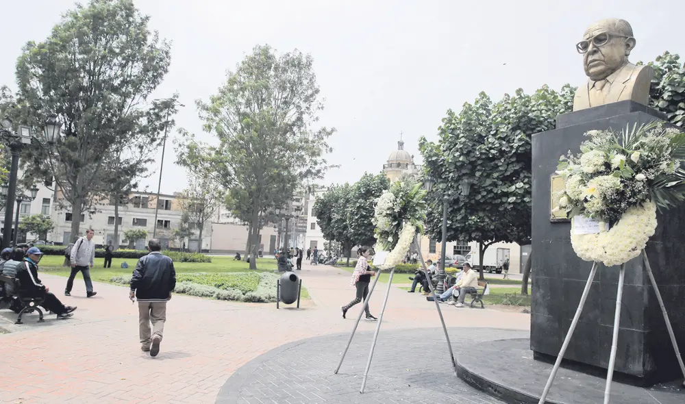 Presente. Este espacio público seguirá llamándose parque de la Cultura y el busto de Luis Alberto Sánchez continuará erguido frente a su alma mater, la UNMSM. Foto: John Reyes / La República