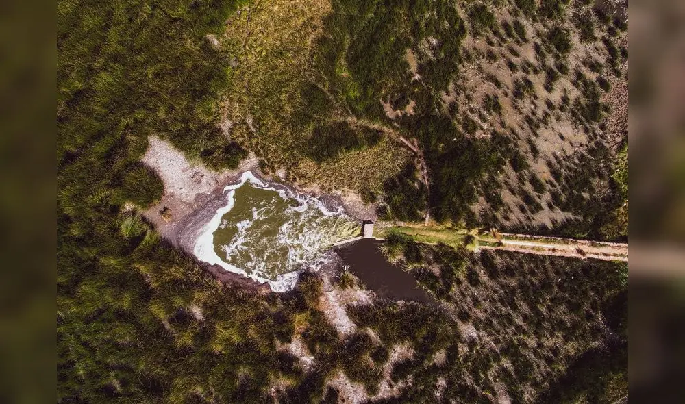 Una foto aérea tomada por el periodista Roberth Orihuela confi rma cómo los desagues son descargados al río Coata. Foto: cortesía