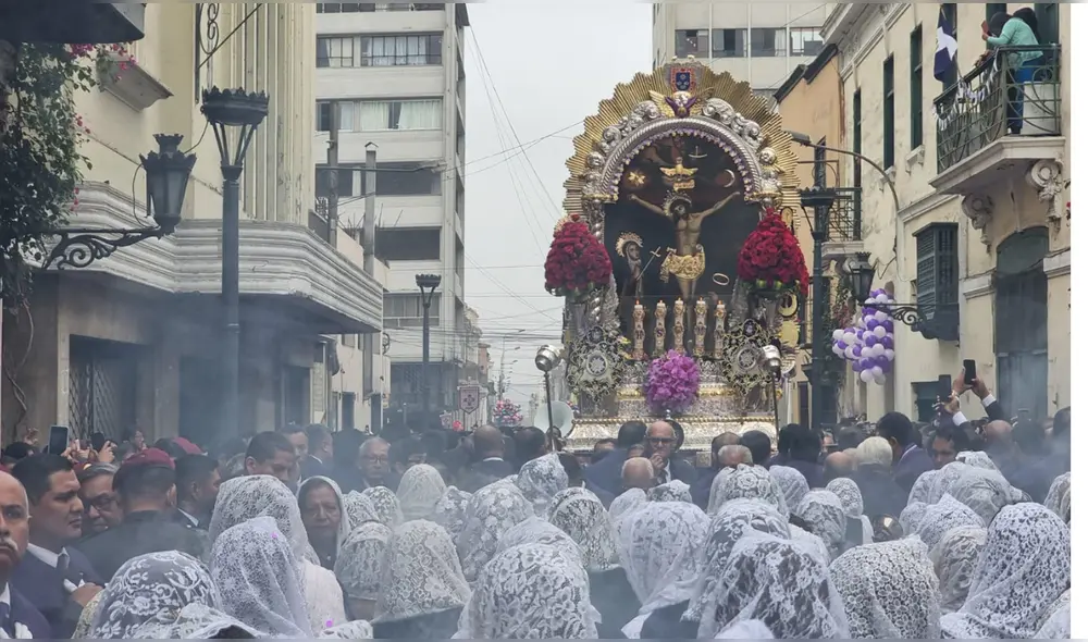 Señor de los Milagros. Sigue AQUÍ todo el recorrido del Cristo Moreno. Foto: La República Señor de los Milagros. Sigue AQUÍ todo el recorrido del Cristo Moreno. Foto: La República