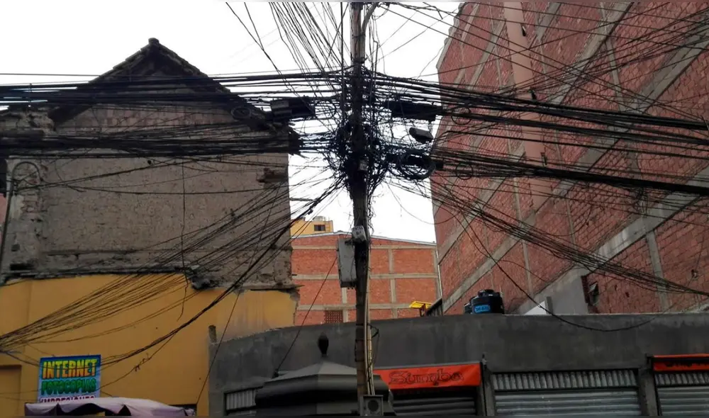 ¿Quién regula esta acción? Gran cantidad de cables en las calles de Lima podría generar graves problemas en la integridad de la ciudadanía. Foto: difusión